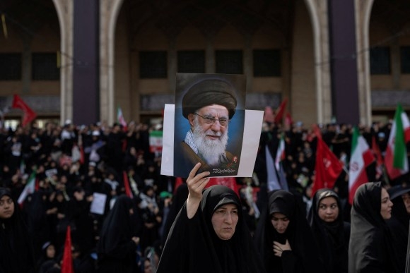 تقرير: الإيرانيون يتوافدون على طهران لحضور مراسم جنازة خامنئي