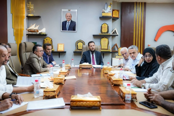 اليمن: سلطات عدن تقر حزمة مشاريع لترميم الطرق وإنشاء محطات لتحلية المياه