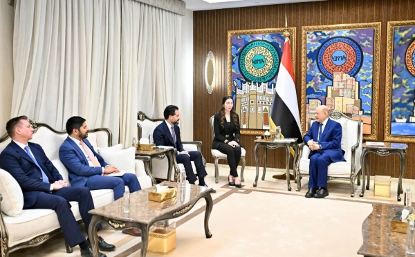 اليمن: العليمي يؤكد التزام بلاده بحماية سيادتها الجوية ويجدد نفي حصار مطار صنعاء