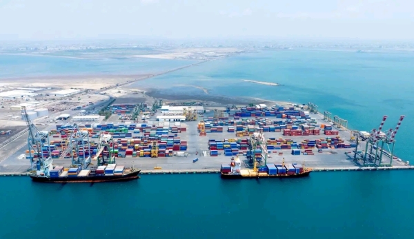 اليمن: وزير النقل يوجه الخطوط الملاحية بنقل حاويات التجار اليمنيين العالقة إلى ميناء عدن