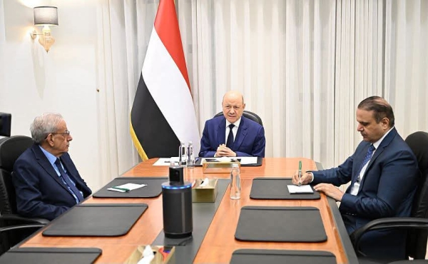 اليمن: العليمي يوجه البعثات الدبلوماسية بتعزيز العزلة الدولية للحوثيين ويتمسك بالسيادة الجوية