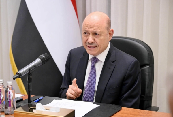 اليمن: العليمي يترأس اجتماعاً أمنياً موسعاً ويؤكد التمسك بإنهاء الانقلاب وحق الدولة في إدارة أجوائها