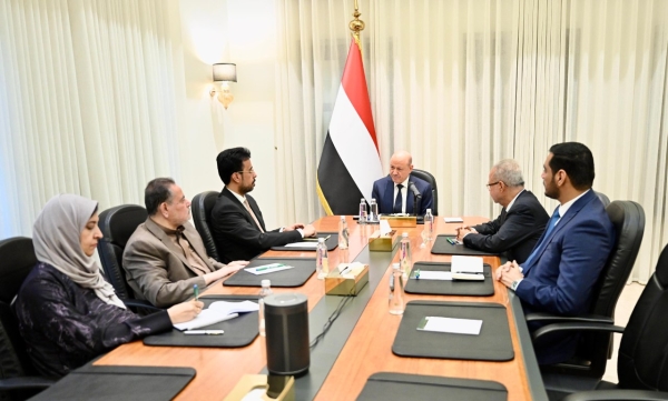 اليمن: العليمي يؤكد انتهاء نهج الابتزاز والتهديد ومصادرة قرار الحرب والسلم