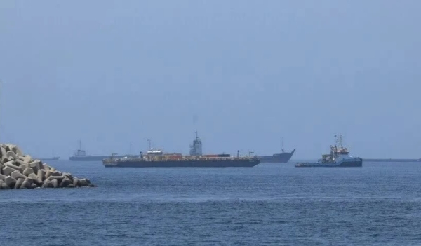 اليمن: الحكومة تدين الهجوم الحوثي على سفينة سعودية في البحر الأحمر