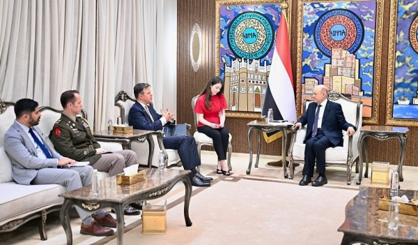 اليمن: العليمي يعتبر قصف ميناء المخا حرباً ممنهجة على الاقتصاد ويطالب بإنهاء التهديد الحوثي