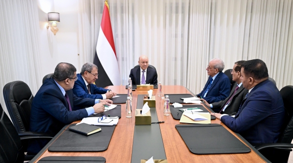 اليمن: العليمي يوجه القضاء بتوثيق جرائم الحوثيين وملاحقة شبكات الإرهاب والتهريب
