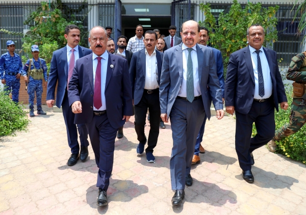 اليمن: الزنداني يوجه برفع جاهزية قطاع النقل لمواجهة الاستهداف الحوثي للموانئ