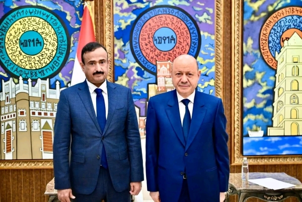 اليمن: الرئيس العليمي يبحث الأوضاع الخدمية والجاهزية العسكرية مع محافظ شبوة
