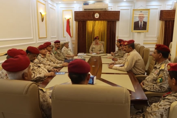 اليمن: وزير الدفاع يترأس أول اجتماع عسكري بعد تطورات تعز وحيس