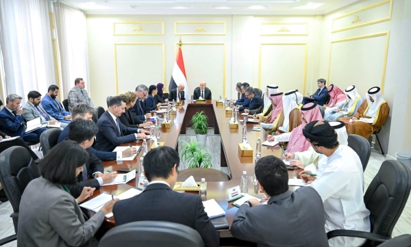 اليمن: العليمي يحمل الحوثيين مسؤولية التصعيد ويطالب بوقف 