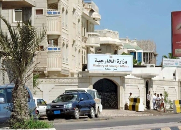 اليمن: الحكومة تدين هجمات حوثية بالصواريخ والمسيرات استهدفت مدناً سعودية