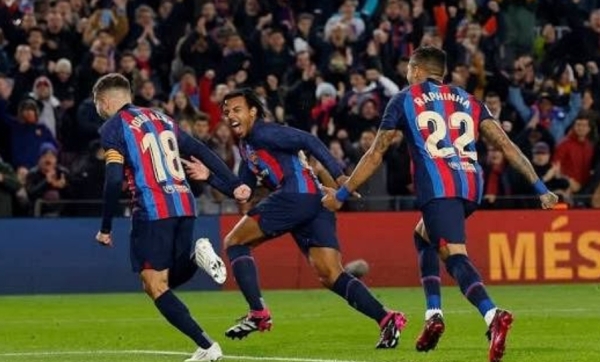 رياضة: برشلونة يفوز على إشبيلية بثلاثية في الدوري الإسباني