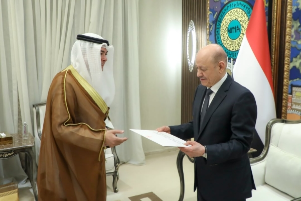 اليمن: العليمي يتسلم رسالة من أمير الكويت ويجدد الالتزام باستعادة مؤسسات الدولة