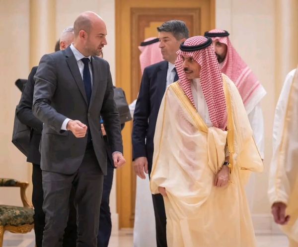 الرياض: وزير الخارجية الفرنسي يدين هجمات الحوثيين ويؤكد تضامن باريس مع السعودية