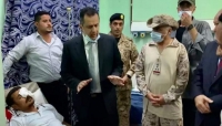رئيس الوزراء يقوم بزيارة ميدانية للاطمئنان على حالات المصابين بهجوم مطار عدن