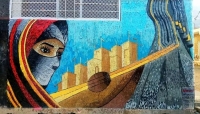  اليمن : طالبات في تعز يرسمن جدارية ملونة من بقايا زجاج المباني التي دمرتها الحرب