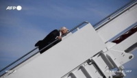 فرانس برس: تعثر الرئيس الأميركي أثناء صعوده إلى الطائرة الرئاسية للتوجه إلى أتلانتا