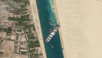 القاهرة: السفينة "عائمة جزئيًا" لكنها ما زالت عالقة في قناة السويس