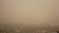 اليمن: موجة غبار تضرب مدينة تعز وضواحيها في الاثناء، فيما اطلق ناشطون تحذيرات من تدني الرؤية، والتأكيد على مراعاة الاحتياطات اللازمة لكبار السن والمصابين بالامراض التنفسية والصدرية.
