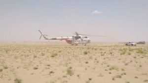 اليمن:قائد مروحية عسكرية يهبط في صحراء العبر "دون اوامر" لإنقاذ مصابين من حادث سير
