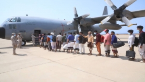 اليمن:طائرة عسكرية سعودية تنقل 90 عالقا في ارخبيل سقطرى