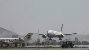 أفغانستان: طائرة باكستانية تدشن أولى الرحلات التجارية إلى مطار كابول في عهد طالبان