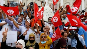 تونس: تظاهرات مناوئة واخرى موالية للمرة الاولى منذ اقالة الحكومة وتعليق البرلمان