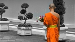 منوعات: راهب بوذي يقطع رأسه بمقصلة معتقداً أنه سيُبعث من جديد في هيئة "كائن أسمى"