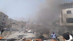 اسوشيتد برس: 7 جرحى بتفريق متظاهرين يمنيين ضد تدهور الاوضاع الاقتصادية
