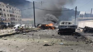 اسوشيتد برس: 6 قتلى بتفجير سيارة مفخخة استهدفت مسؤولين حكوميين في عدن