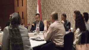 القاهرة: رئيس الوزراء اليمني يحمّل الحوثيين مسؤولية انفجار سيارة مفخخة في عدن