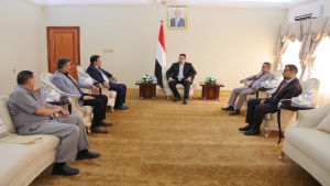 اليمن: عبدالملك يلتقي الوزير السقطري والمحافظ لملس الناجين من محاولة اغتيال مميتة