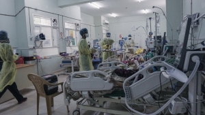 اليمن: الحكومة المعترف بها تقر الزامية تطعيم جميع موظفيها استجابة للمتحورة "او ميكرون"