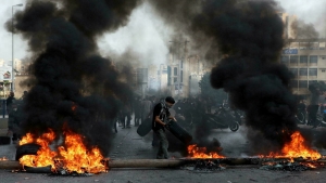 لبنان: متظاهرون يغلقون الطرق احتجاجا على الانهيار الاقتصادي