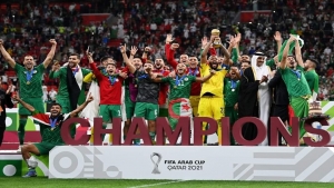 رياضة: الجزائر تتوج بكأس العرب لكرة القدم إثر فوزها على تونس بنتيجة 2 لصفر