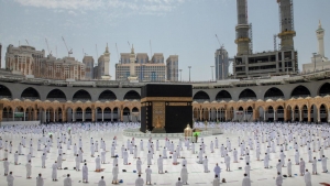 الرياض: الصلاة في المسجد الحرام بتباعد اجتماعي من جديد بسبب تزايد الإصابات بفيروس كورونا