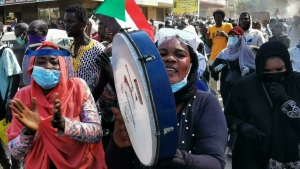 السودان: تجدد المظاهرات المطالبة بحكم مدني وقوات الأمن تفرقها باستعمال قنابل الغاز