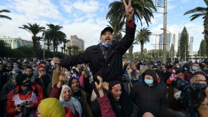 تونس: المئات يتظاهرون ضدّ قرارات الرئيس قيس سعيد والشرطة تستخدم مدافع المياه لتفريقهم