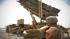 اسوشيتد برس: الجيش الأمريكي اطلق صواريخ اعتراضية لصد هجوم الحوثيين على الإمارات