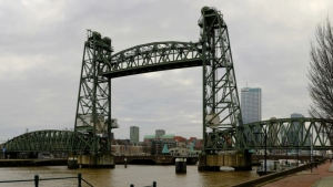 هولندا: تفكيك جسر تاريخي ليتمكن يخت الملياردير جيف بيزوس من العبور
