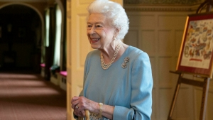 لندن: إطلالة نادرة للملكة إليزابيث الثانية عشية الذكرى السبعين لاعتلائها العرش البريطاني