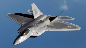 ابوظبي: الولايات المتحدة تعتزم ارسال مقاتلات "إف-22" لتعزيز قدرات الامارات الدفاعية.