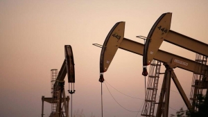 اقتصاد: النفط ينخفض من أعلى مستوى في 7 سنوات بعد تقارير عن عودة قوات روسية إلى قواعدها