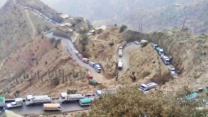 اليمن: انقلاب شاحنة تجارية يغلق طريقا رئيسا بين تعز وعدن