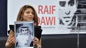 الرياض: الإفراج عن المدون السعودي رائف بدوي بعد عشرة أعوام في السجن