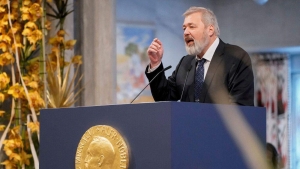موسكو: الصحفي الروسي الحائز نوبل للسلام يعرض بيع ميداليته دعما للاجئين الأوكران