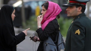 طهران: توقيف ثلاث نساء في إيران بعدما رقصن في مقبرة
