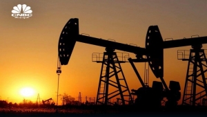 اقتصاد: النفط يتراجع في تعاملات متقلبة وسط مخاوف بشأن الطلب وتعطل الإمدادات