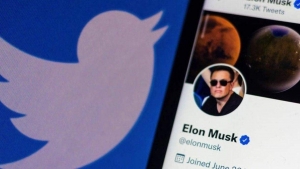 اقتصاد: إيلون ماسك يشتري "تويتر" بزعم حماية حرّية التعبير