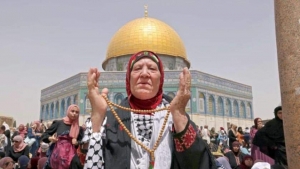 القدس: 160 ألف مصل يؤدون صلاة الجمعة الأخيرة من رمضان في المسجد الأقصى